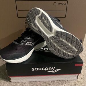 Saucony Triumph 18 Charcoal/White Running Shoes, Size 9.5 Mens